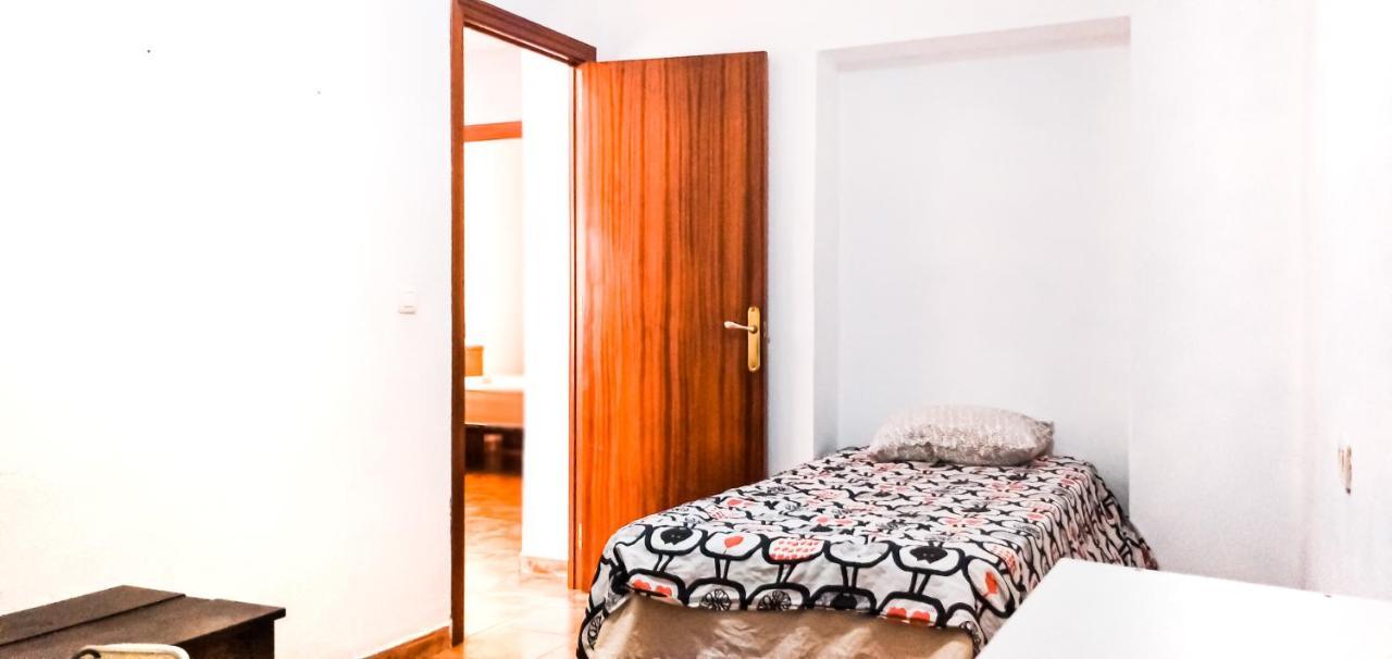 Room In Malaga Center, Homestay "Window To Road" - Habitacion En Apartamento, Ventana A La Careterra! Bagian luar foto