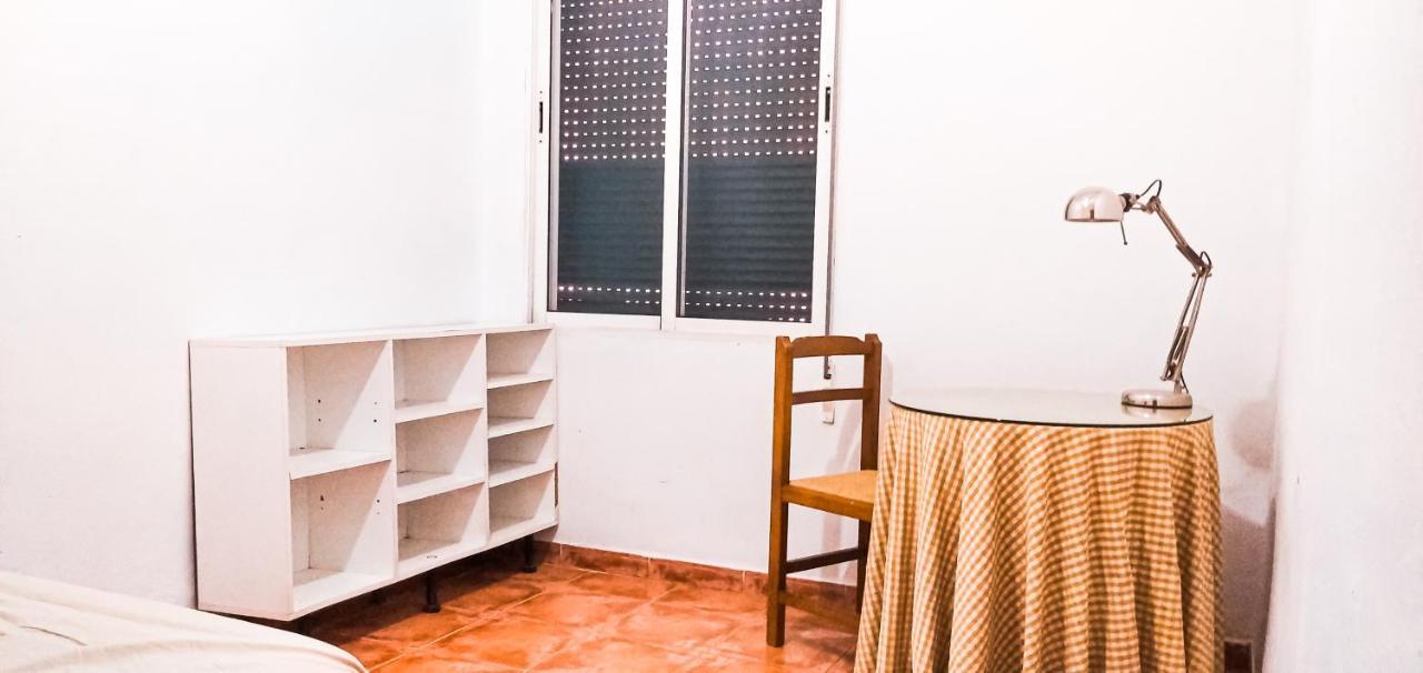 Room In Malaga Center, Homestay "Window To Road" - Habitacion En Apartamento, Ventana A La Careterra! Bagian luar foto